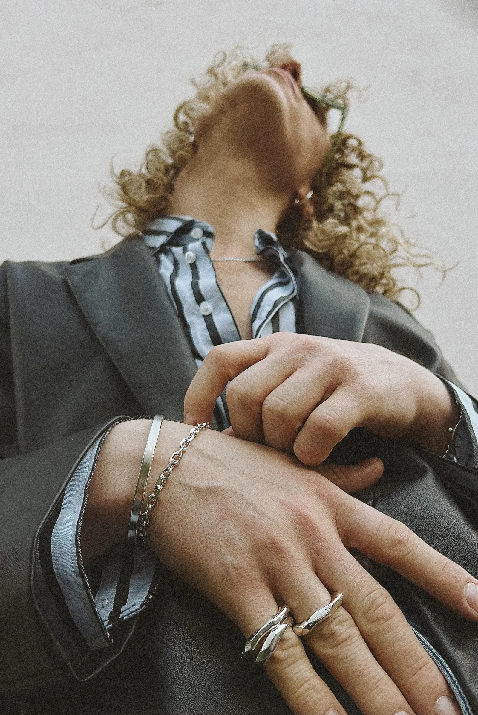 Arm cuff, länkarmband och ringar burna tillsammans, hand mot hand
