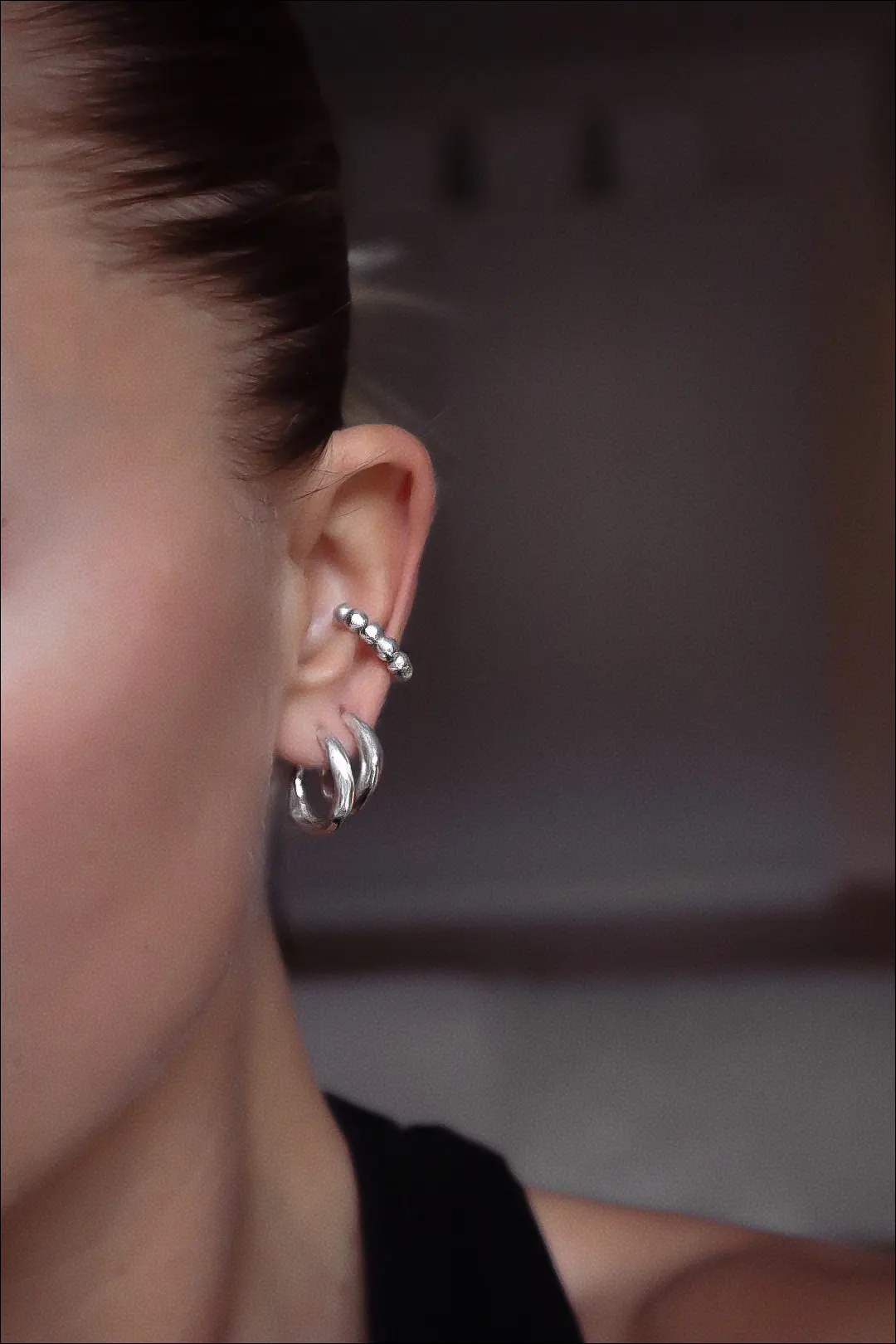 En Chunky Dot-cuff och en hoop burna i samma öra