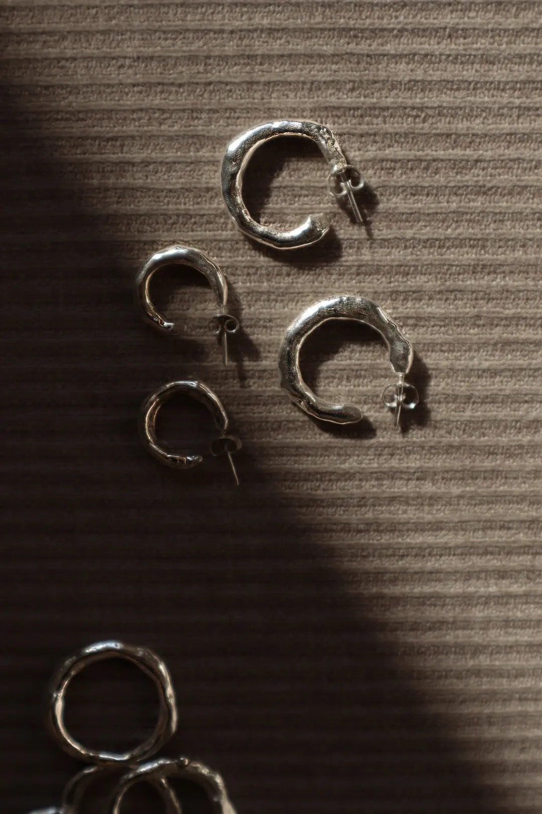 Fyra hoops och cuffs utlagda i snedställt ljus