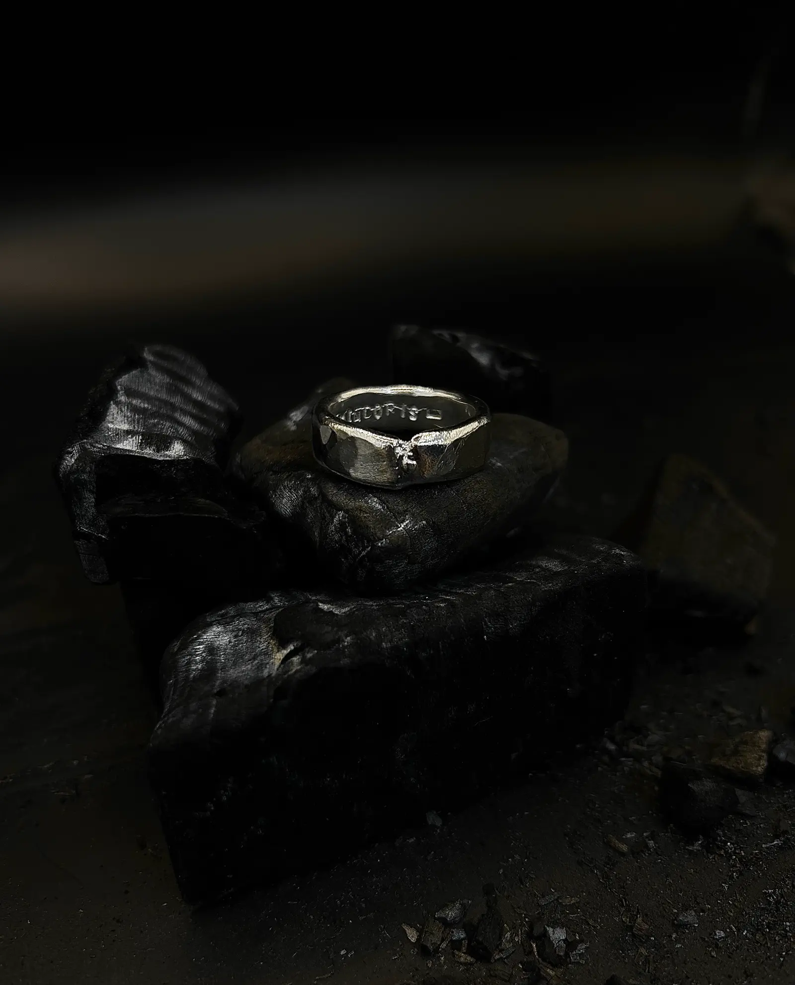 The Sleek Diamond Ring vilande på svart sten