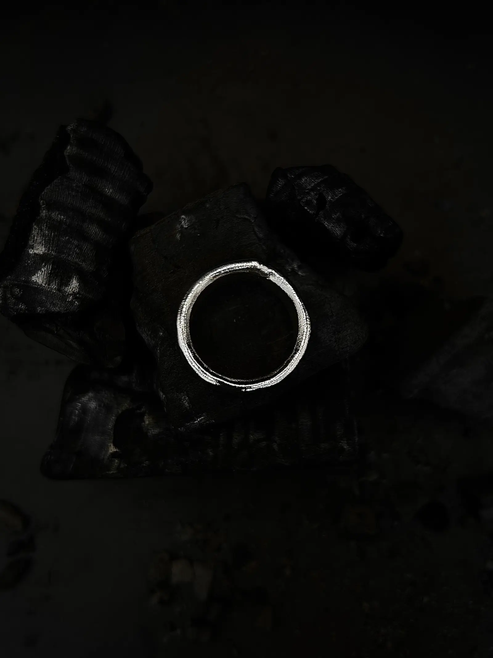 The Sleek Diamond Ring uppifrån, den vågformade profilen syns runt om