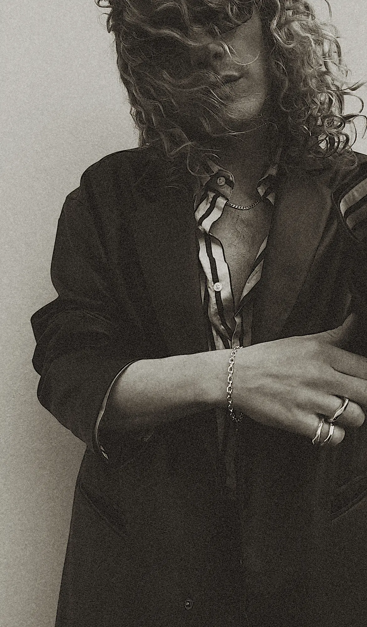 The Bulky Bracelet buret med skjorta och ringar, i svartvitt