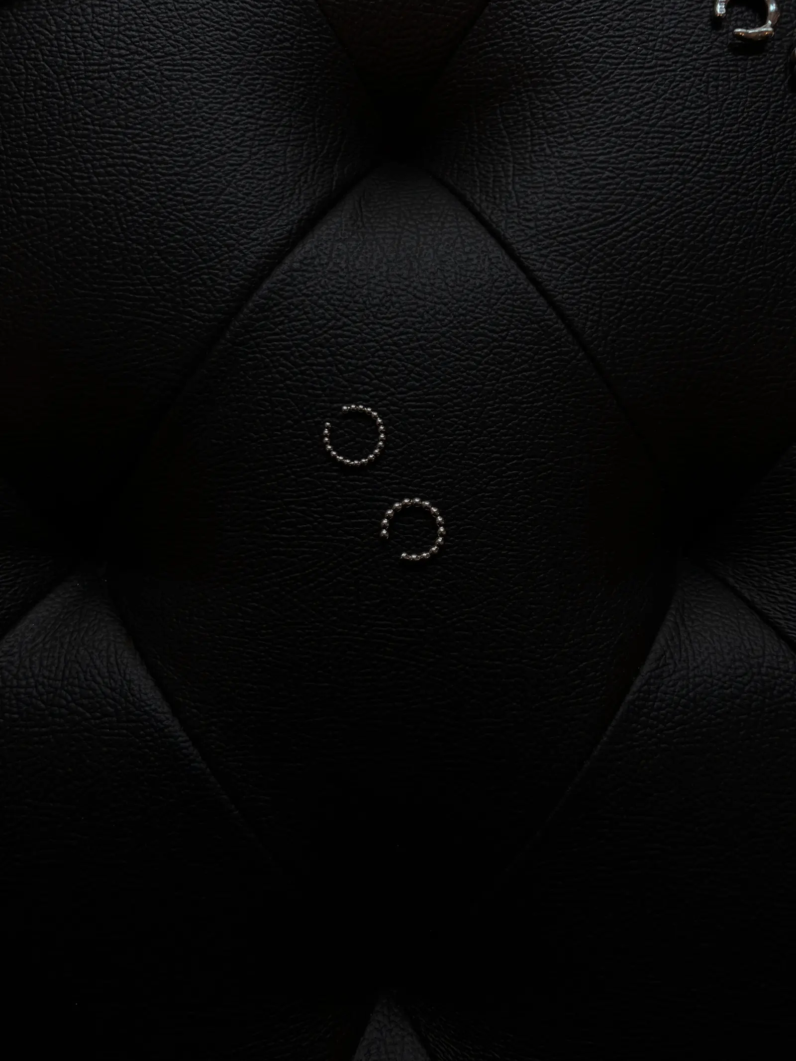 Två Dotty-cuffs med prickig kant, på svart läder