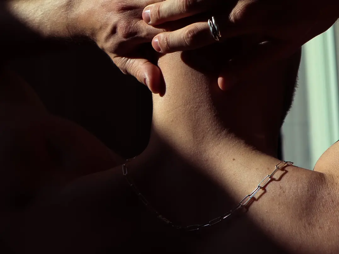 The Given-kedjan buren runt halsen, hand vid nacken