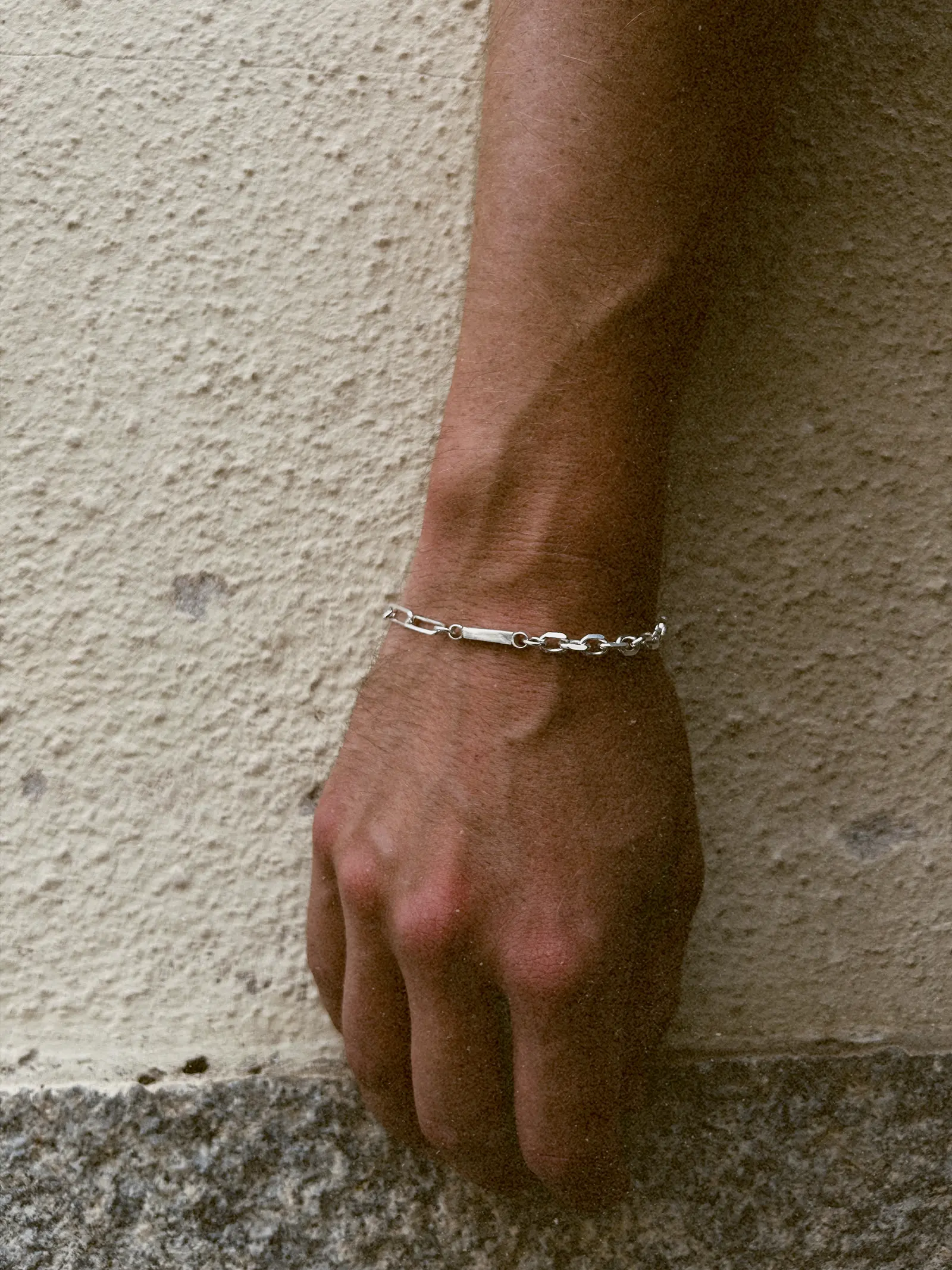 Mood-armbandet buret på en handled mot en putsad vägg